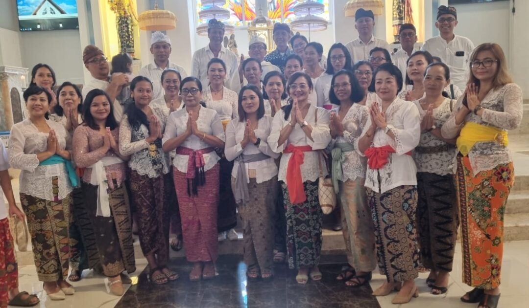 Misa bersama Pekraman Semeton Bali Katolik St Petrus Denpasar dan Sanmari Gianyar