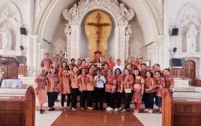 Ziarah pintu suci Katedral Denpasar bersama komunitas warga usia lanjut